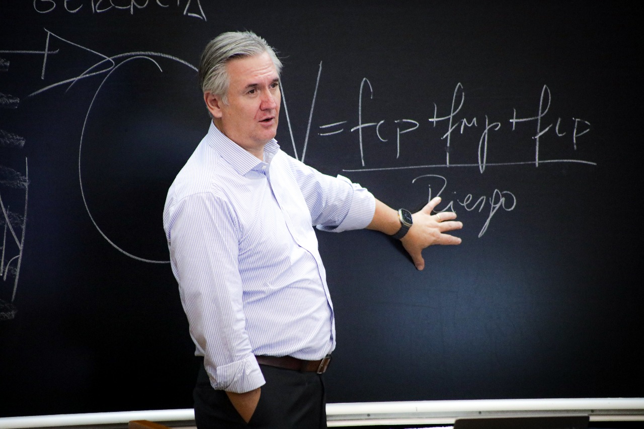 Alfredo Enrione teaching in the classroom